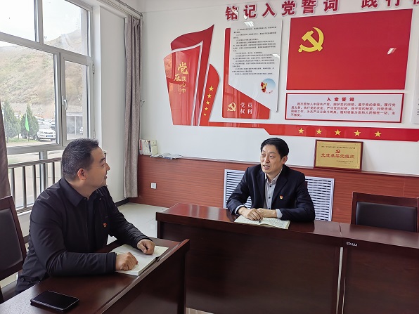 1666142319448772.jpeg 党支部委员谈心谈话 刘小龙摄.jpg