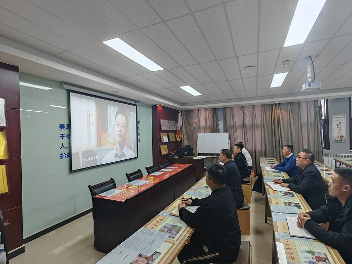 1706574417448301.jpeg 拍摄:任兴林 组织党员观看《持续发力 纵深推进》专题片.jpg
